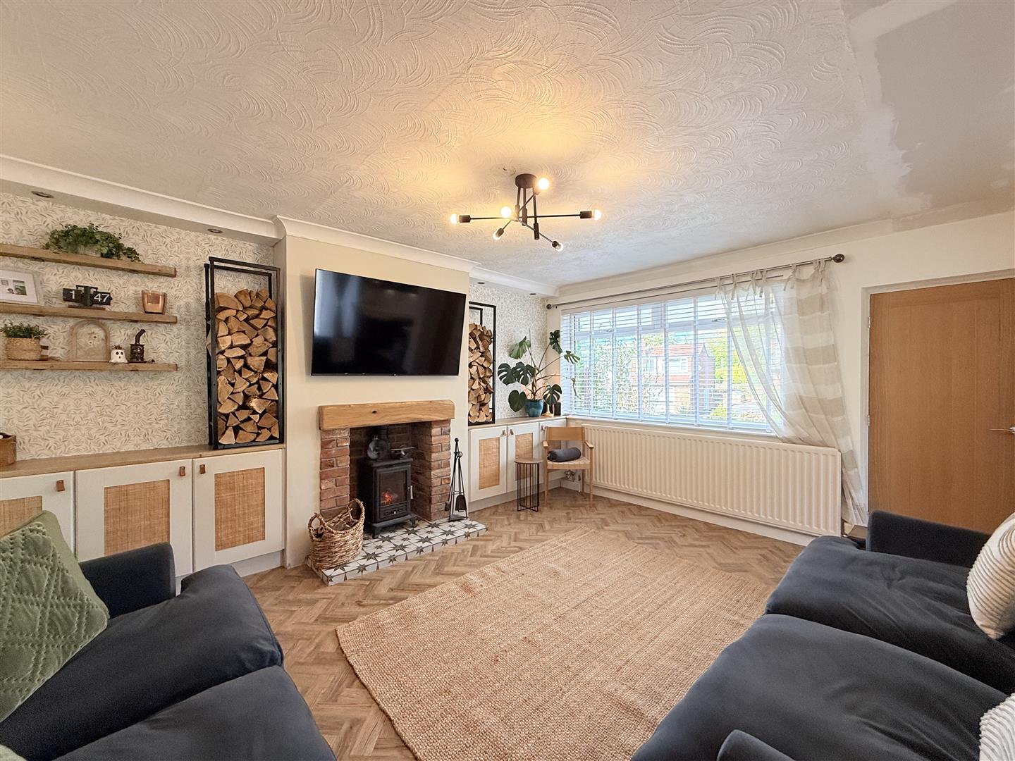 5 bed house - semi-detached in Crown Hill, Mossley – photo 3